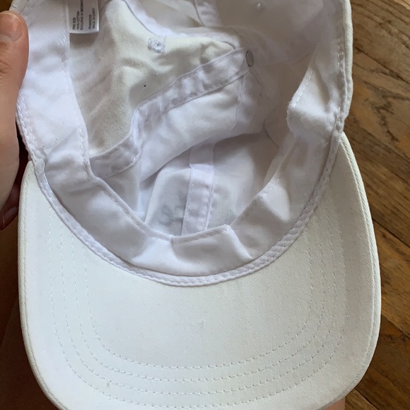 fitted hat - Picture 4 of 5